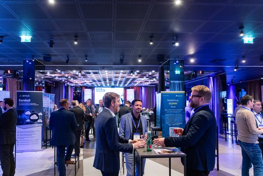 Einblick in die Messehalle mit Besuchenden