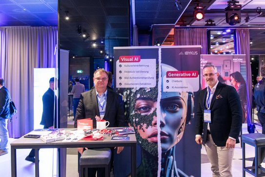 Zwei Mitarbeitende der IBYKUS an unserem Messestand