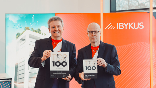 Der Vorstand der IBYKUS AG in den Händen halten beide die Auszeichnung der TOP 100