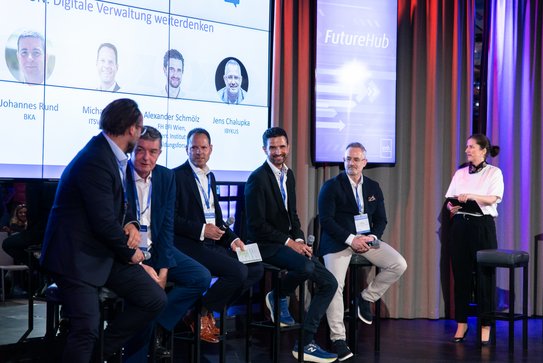 Bühne auf der Messe mit Redebeiträgen