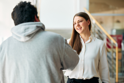Zwei Personen reichen sich die Hände