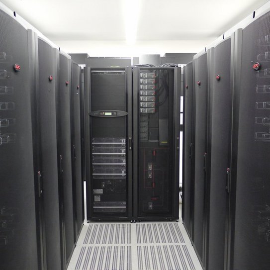 Einblick in ein Rechenzentrum mit schwarzen Serverracks.