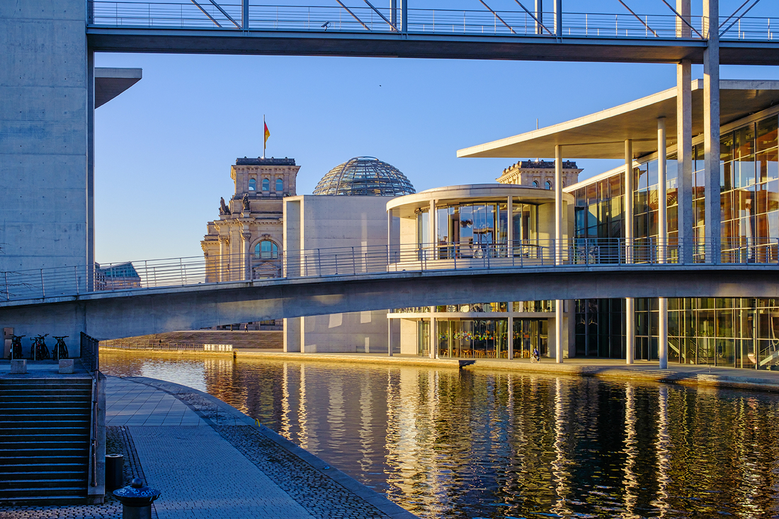 Deutscher Bundestag bei Sonnenschein, mit Blick über die Spree