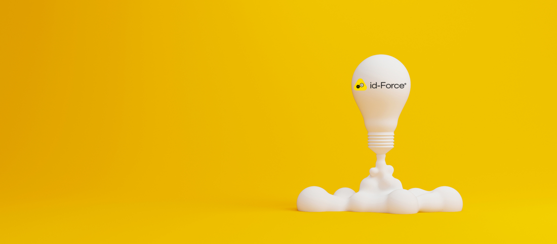 Eine Glühbirne auf gelben Hintergrund, aus der Glühbirne kommt eine Art Rauch, wie bei einer startenden Rakete. Auf der Glühbirne ist das id-Force Logo zu sehen.