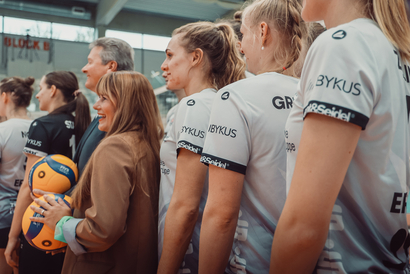 Die Volleyballmanschaft SW Erfurt gemeinsam mit unserer Marketingleitung sowie dem Vorstand Thomas Winter