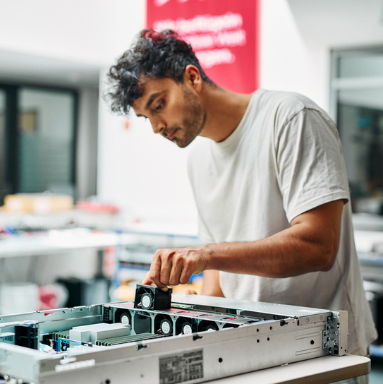 Techniker montiert oder wartet Hardware-Komponenten in einer Werkstatt.