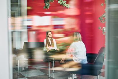 Zwei Personen unterhalten sich im Eingangsbereich