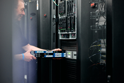 Ein Mann arbeitet an einem Servertower in unserem Rechenzentrum