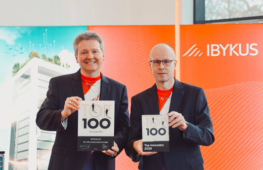 Der Vorstand der IBYKUS AG in den Händen halten beide die Auszeichnung der TOP 100
