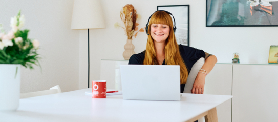 Eine Person sitzt im Home Office vor ihrem Laptop