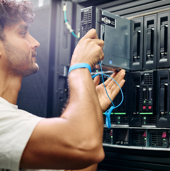 Techniker führt Wartungsarbeiten an Serverhardware im Rechenzentrum durch.