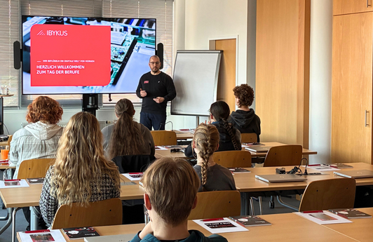 Mitarbeitende der IBYKUS zeigen interessierten Schüler:innen den Einstieg in die IT-Welt auf.
