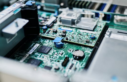 Detailaufnahme eines Server-Innenlebens mit Hauptplatine und Prozessor-