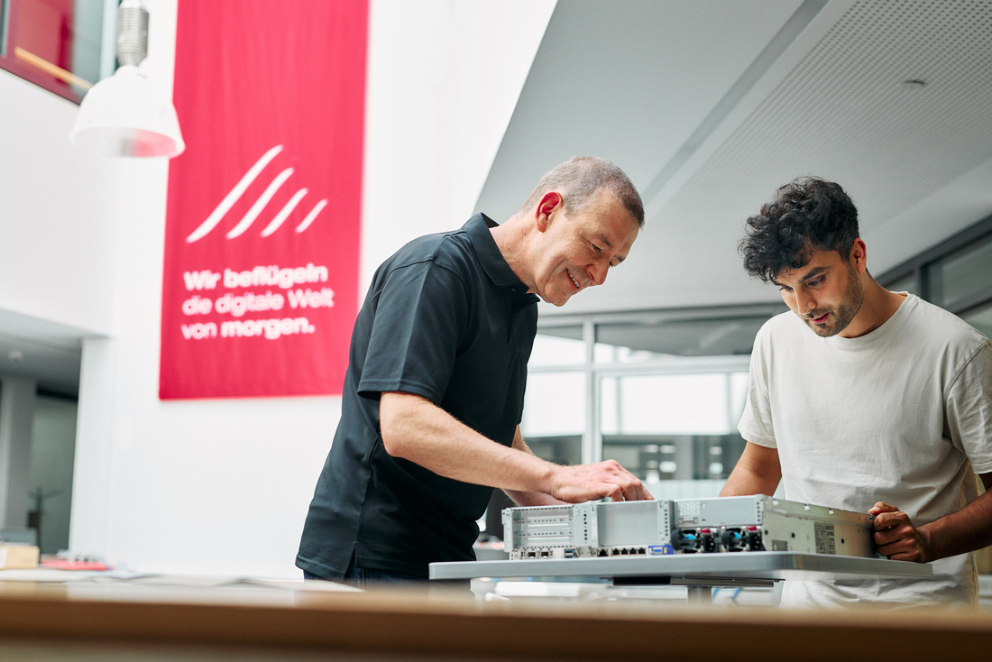 Zwei Mitarbeitende arbeiten an einer Hardware