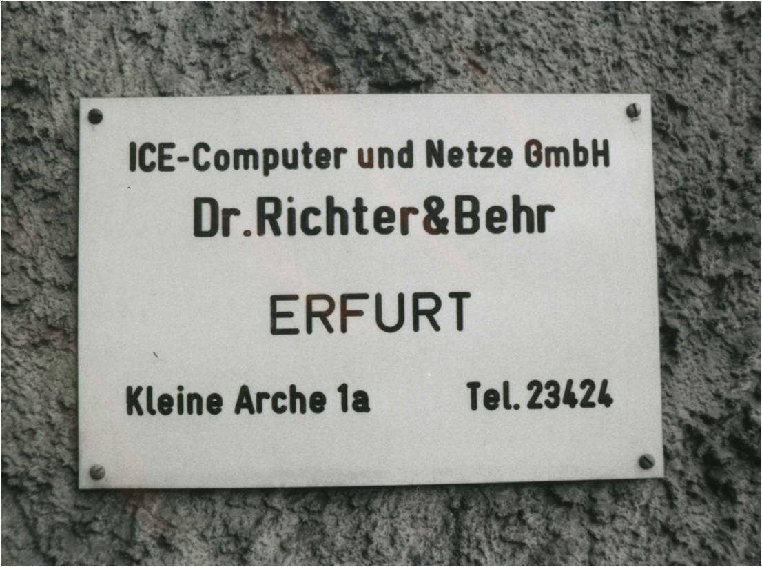 Ein Schild an einer Wand welche die Kontaktdaten der ICE Computer & Netze GmbH in Erfurt trägt