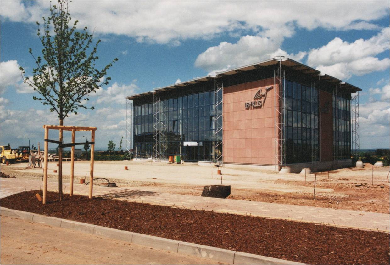 Unser Firmengebäude welches an der Fassade das alte IBYKUS Logo trägt, im Vordergrund sieht man den Bau des Parkplatzes.